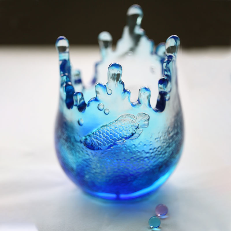 เครื่องประดับเครื่องแก้วสีน้ำเงินสลักลายปลา