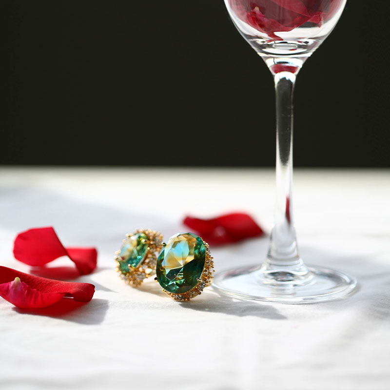 ต่างหูแก้วสีเขียวพร้อมแผ่นรองหูสีทอง