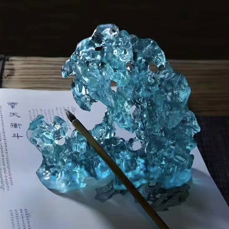 เครื่องประดับแก้วสีฟ้ารูปทรงหิน