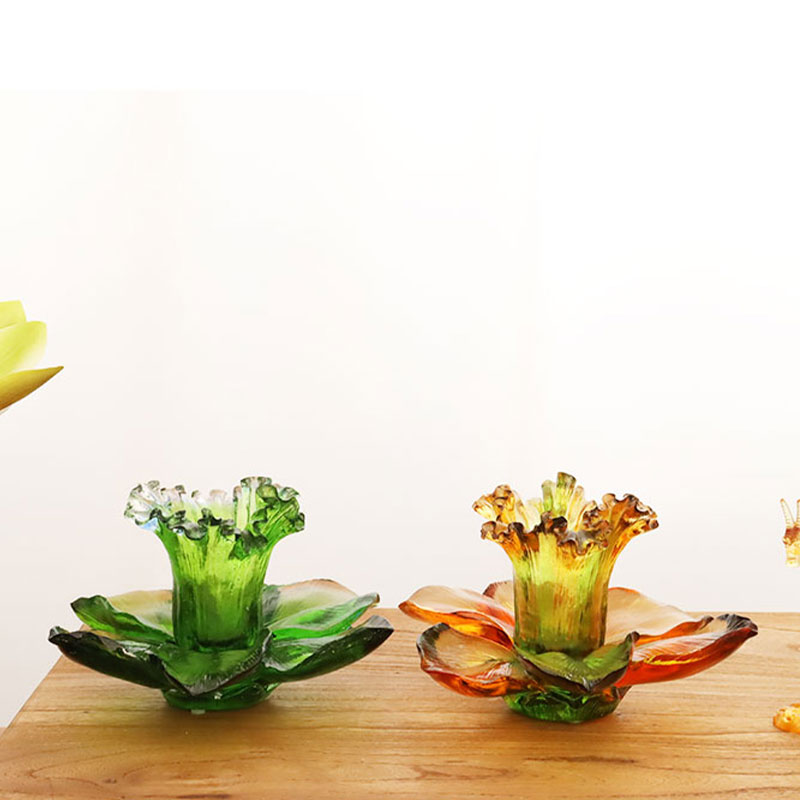 เชิงเทียนแก้วรูปกลีบดอกไม้