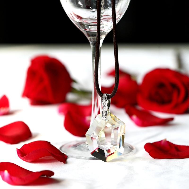 สร้อยคอสีเงินพร้อมจี้รูปแก้ว