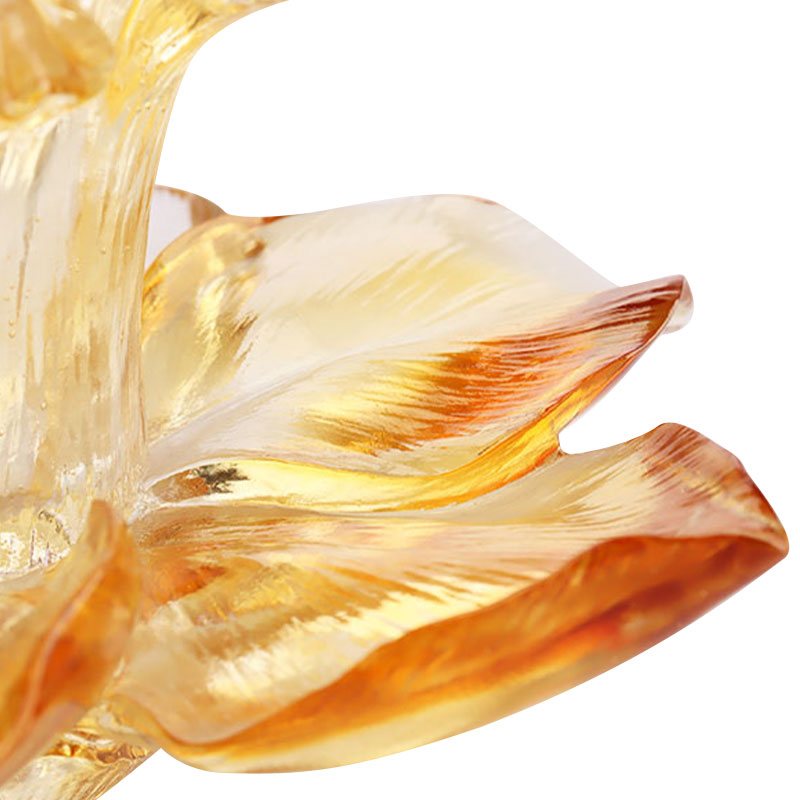 เชิงเทียนแก้วรูปกลีบดอกไม้