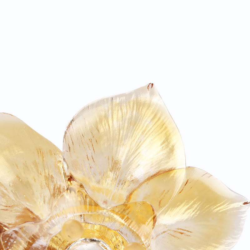 เชิงเทียนแก้วรูปกลีบดอกไม้