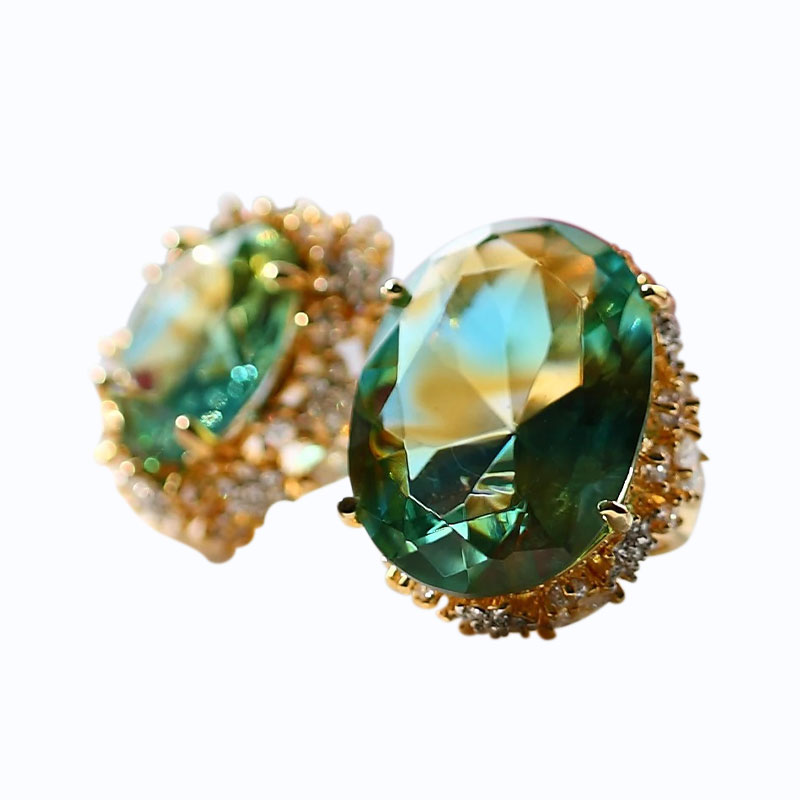 ต่างหูแก้วสีเขียวพร้อมแผ่นรองหูสีทอง