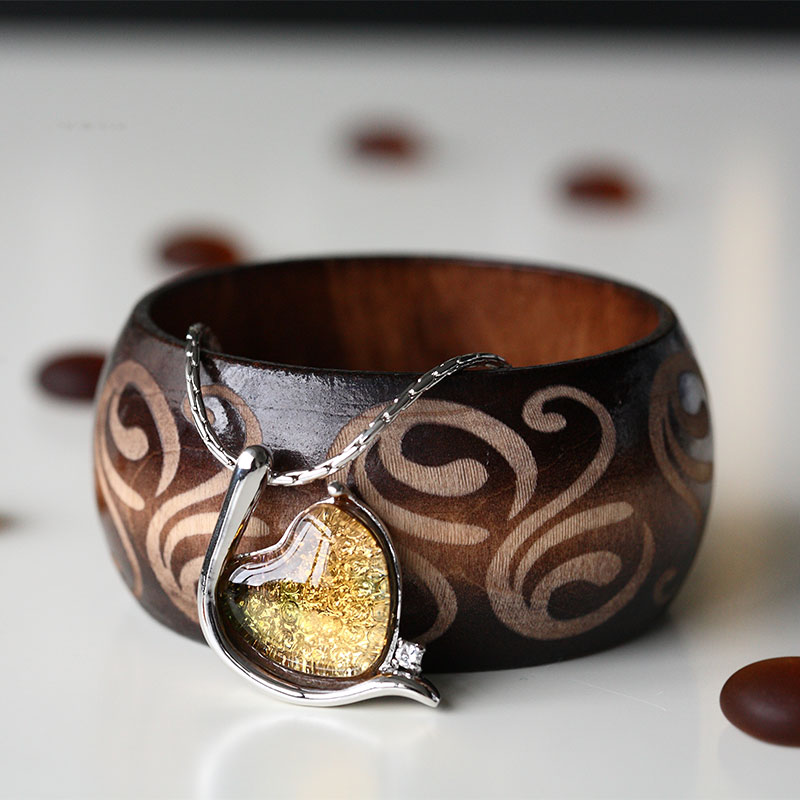 สร้อยข้อมือสีเงินหรูหราฝังพร้อมจี้แก้ว