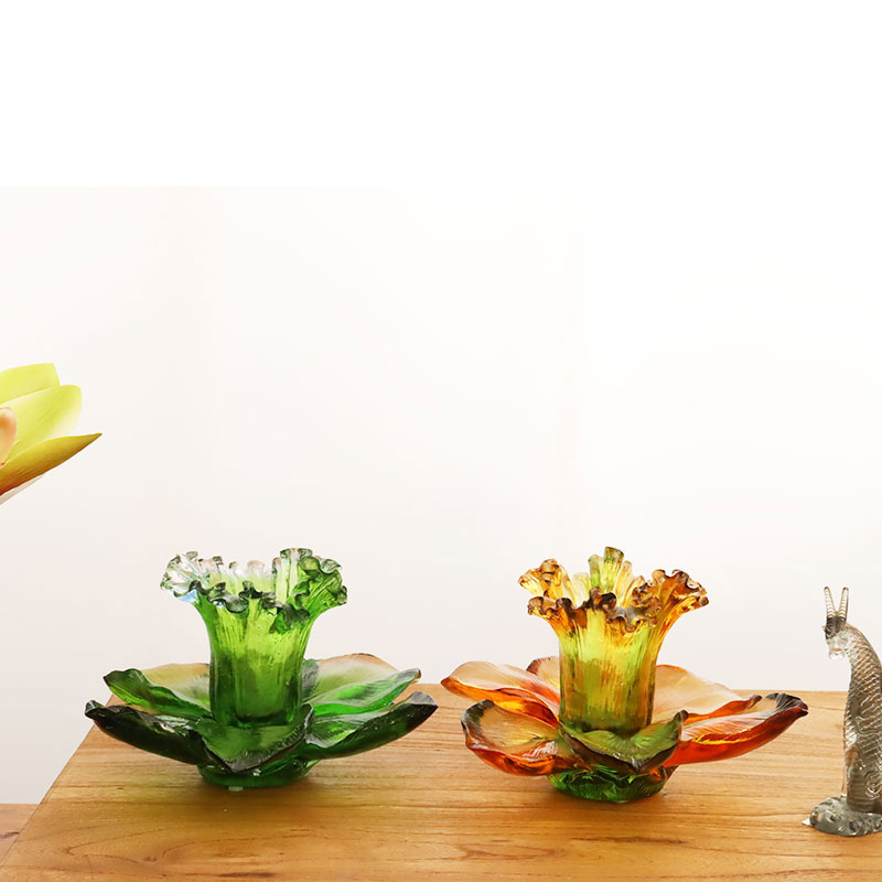 เชิงเทียนแก้วรูปกลีบดอกไม้