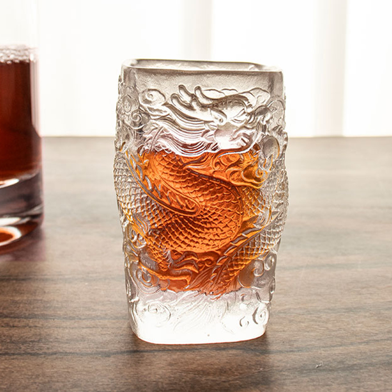 ถ้วยชาแก้วไวน์ทรงนูนมังกรโบราณ