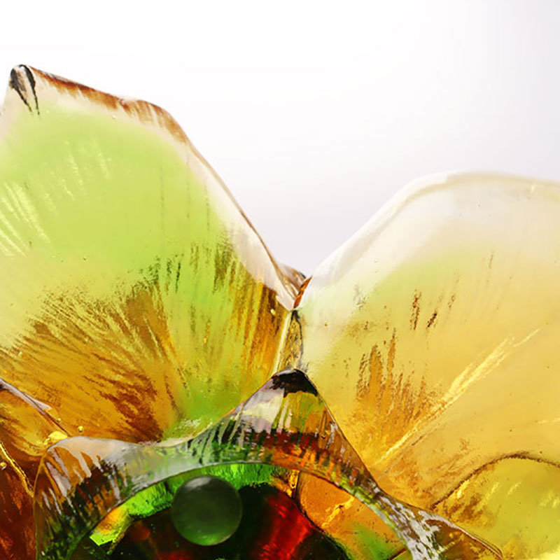 เชิงเทียนแก้วรูปกลีบดอกไม้