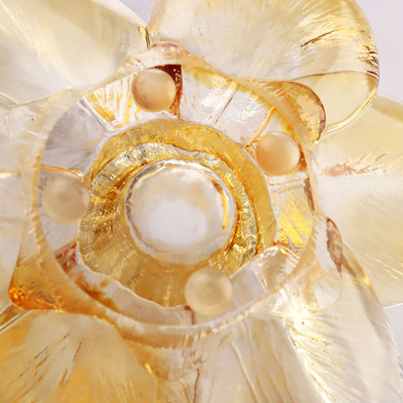 เชิงเทียนแก้วรูปกลีบดอกไม้