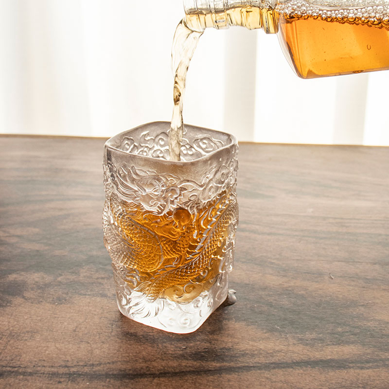 ถ้วยชาแก้วไวน์ทรงนูนมังกรโบราณ