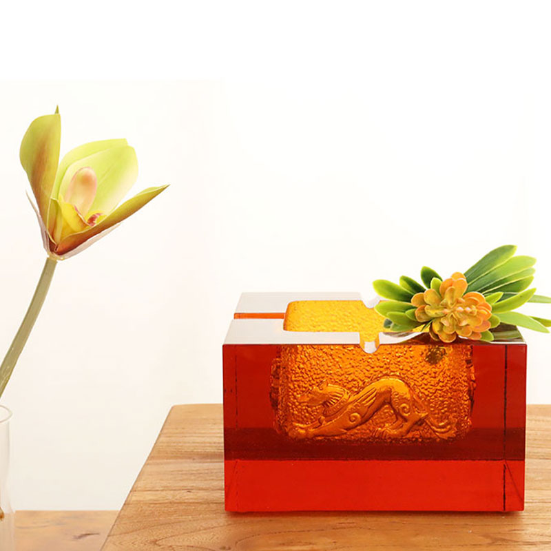 ที่เขี่ยบุหรี่แก้วสีแดงลายสัตว์นูนสวยงาม